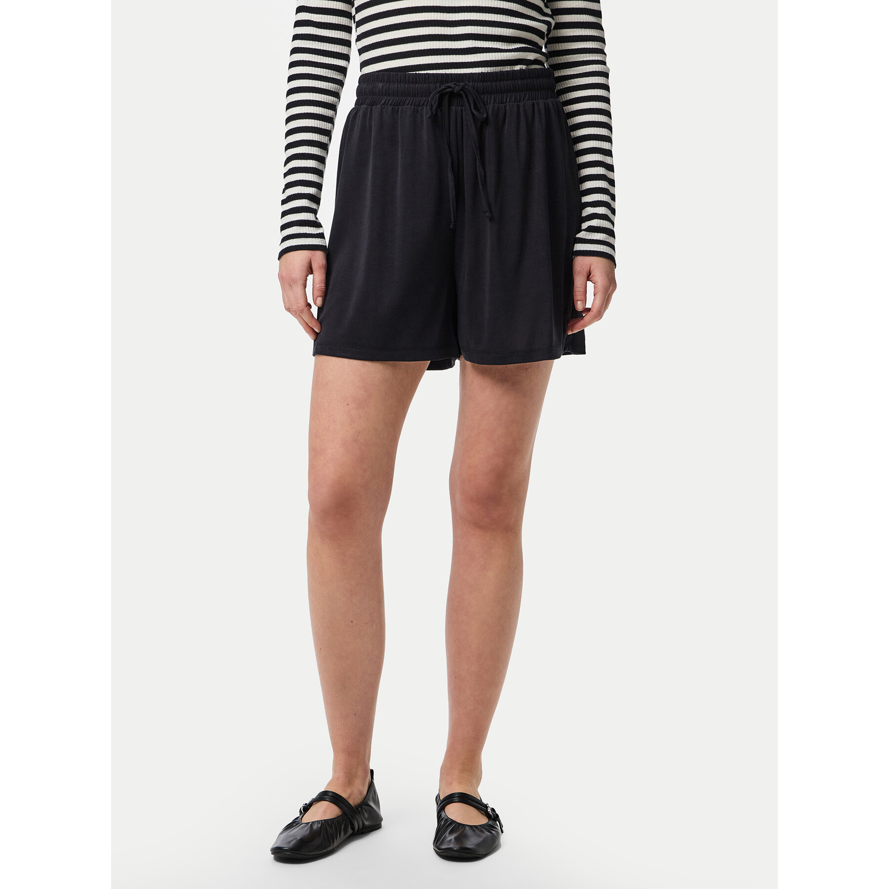 Pieces Szorty materiałowe Anora 17148783 Czarny Regular Fit