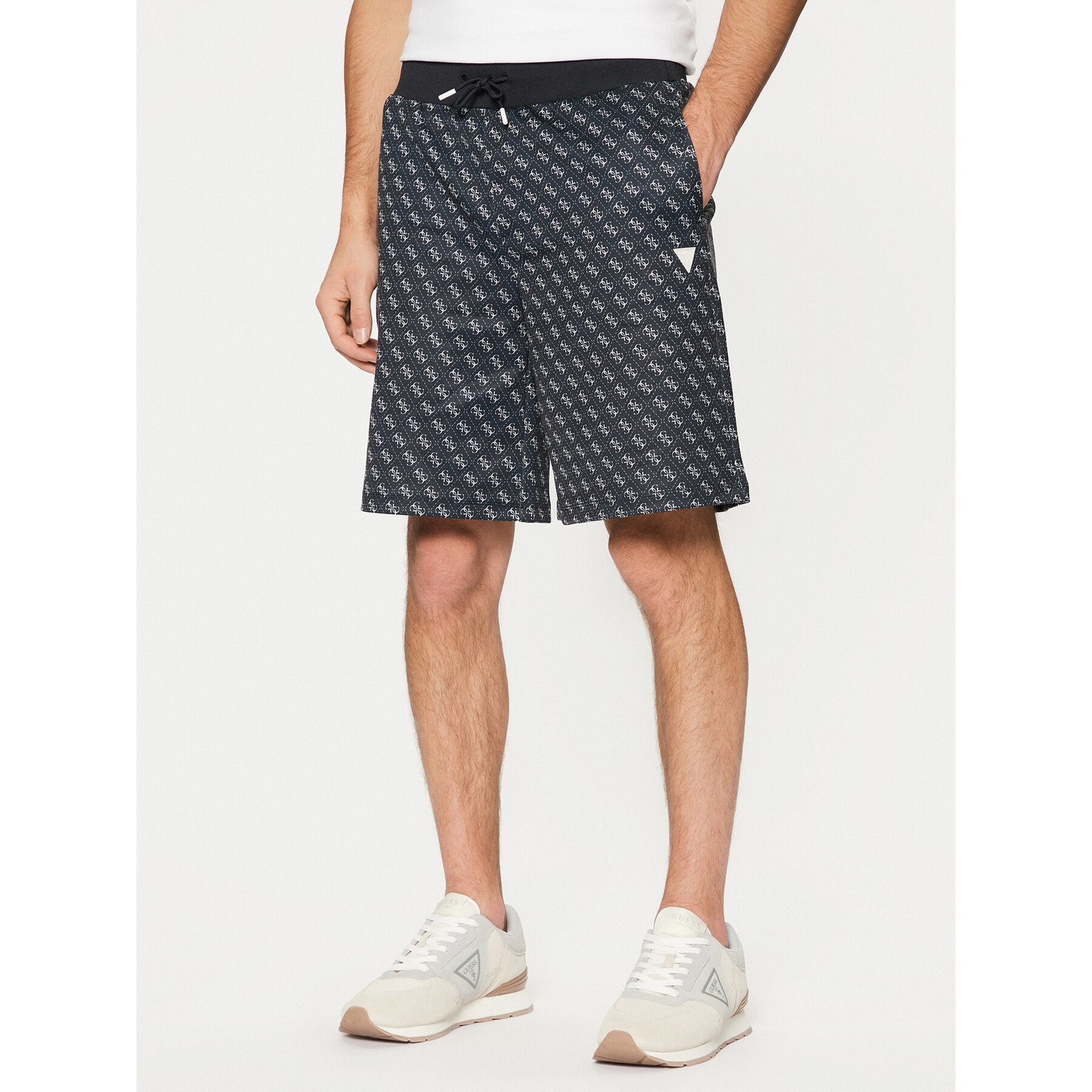Guess Szorty materiałowe Z4YD03 FL04Q Czarny Regular Fit