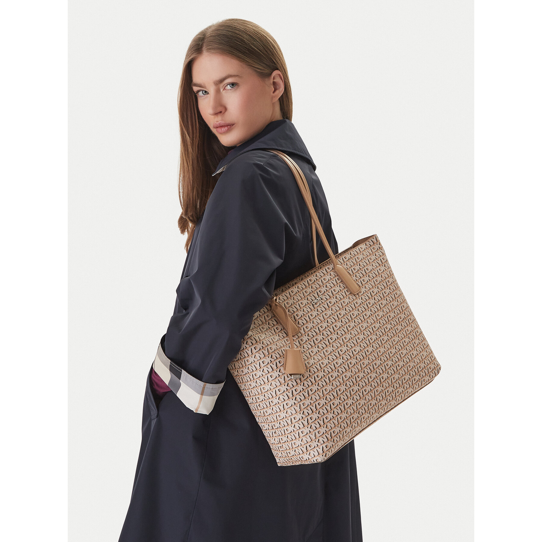 DKNY Torebka Saige Ew Tz Tote R52A5I42 Beżowy