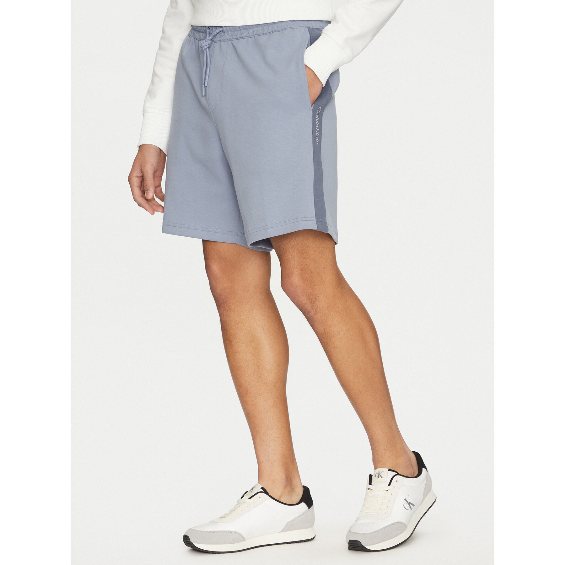 Calvin Klein Jeans Szorty sportowe J30J327246 Niebieski Relaxed Fit