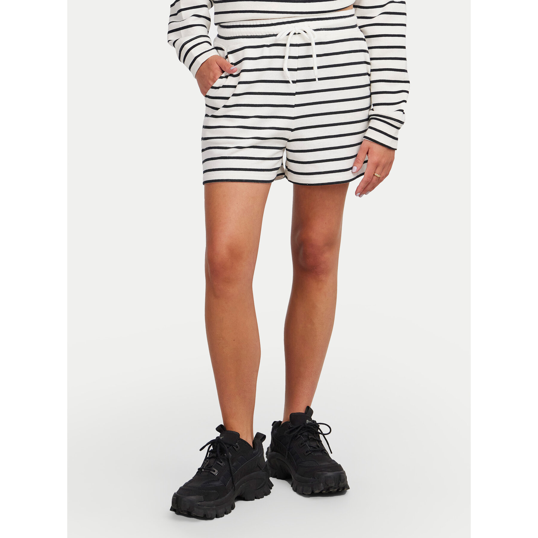 Pieces Szorty sportowe Chilli 17146889 Biały Regular Fit