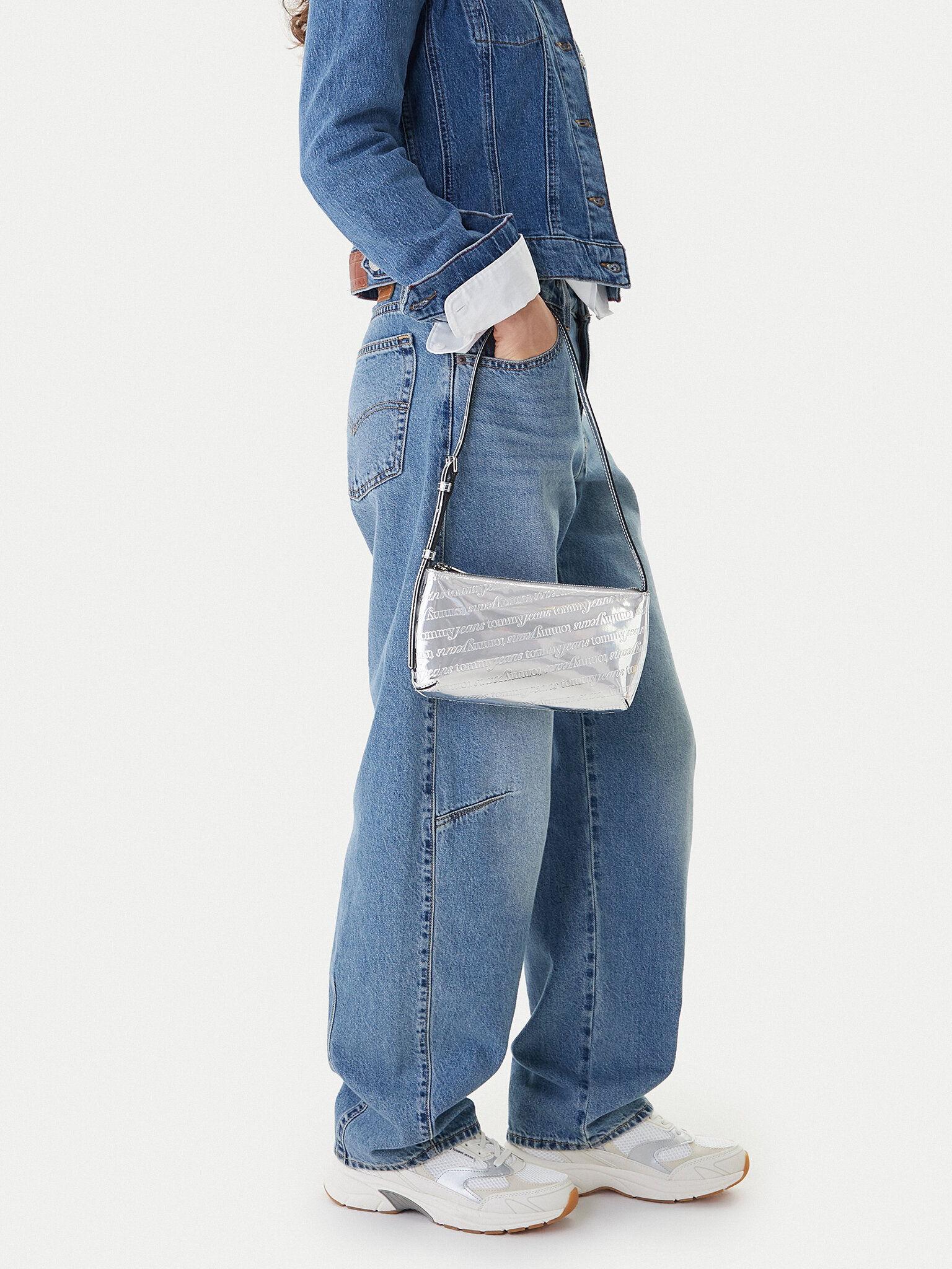 Tommy Jeans Borsetta Tjw Must Metallic Shoulder Bag AW0AW18009 Argento